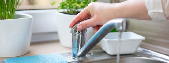 Ogni goccia conta: guida al risparmio idrico domestico (e al portafoglio felice!)